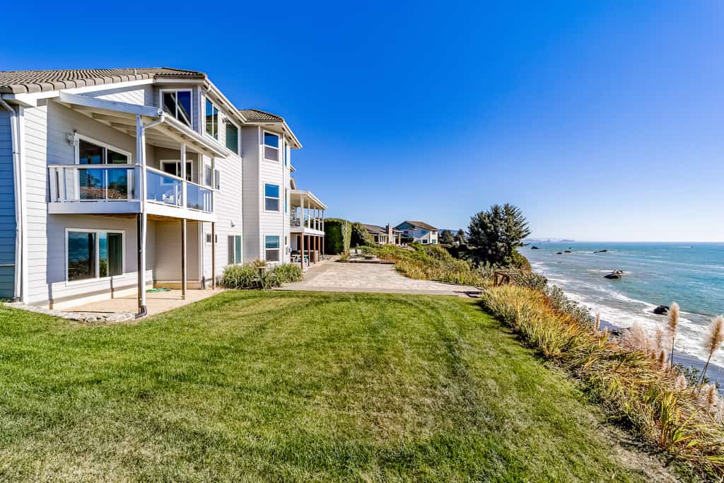 The back wedding area of a vacation rental in Brookings, Oregon.