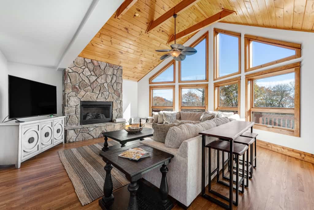 The living area of a Sugar Mountain, NC vacation rental.