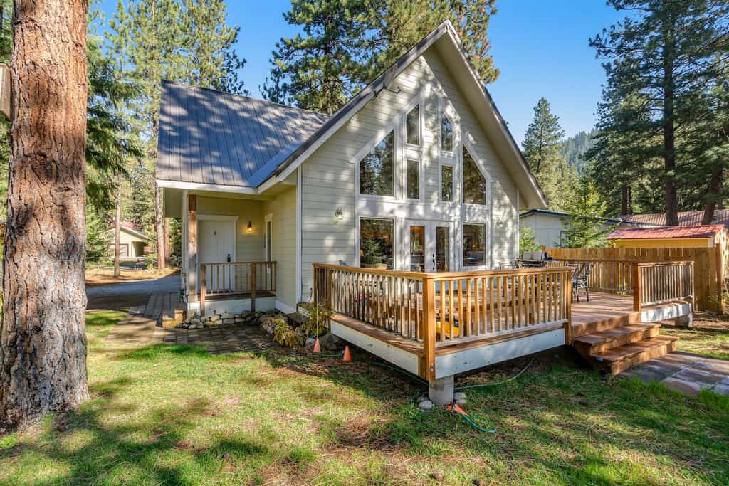 The exterior of a rental in Leaventworth.