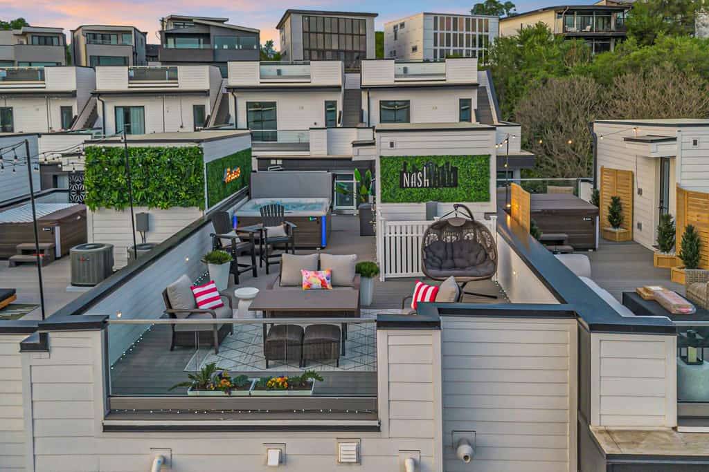 The rooftop with a common area and a hot tub at a vacation rental in Nashville, TN.