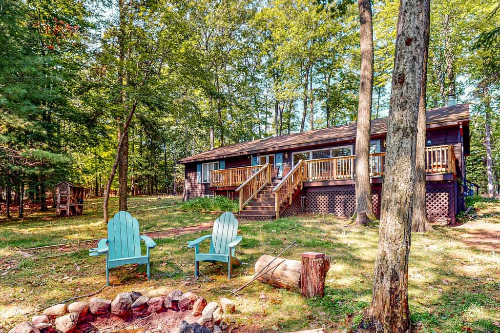 The exterior of a Land O'Lakes, Wisconsin cabin rental.