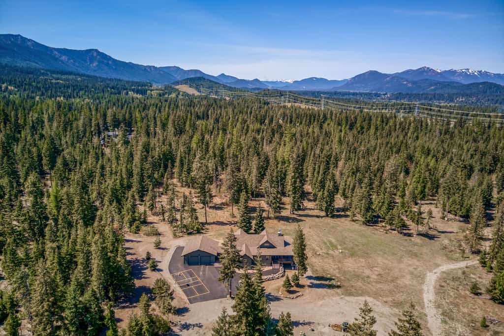 Drone shot of a big home in Cle Elum, WA.