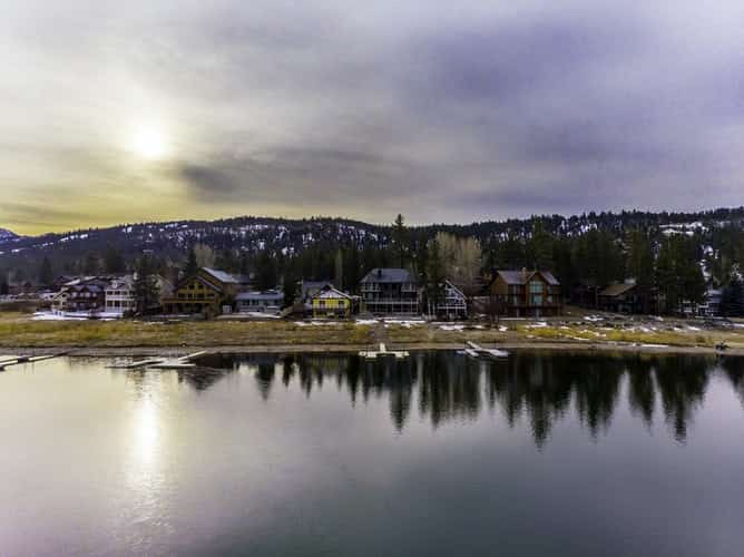 Cabins by the shore of Big Bear Lake.
