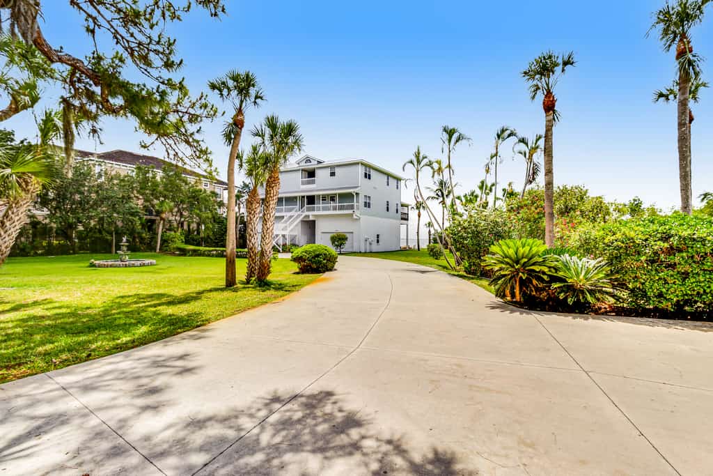 The driveway and exterior off a Bradenton, FL vacation rental.