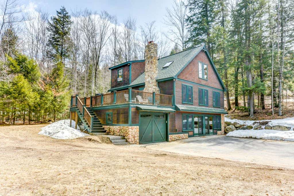 cabin Conway, NH with second floor deck and garage