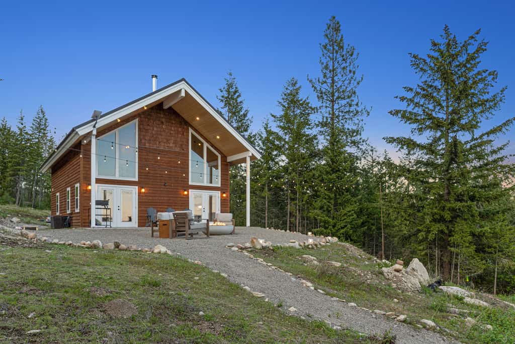 The exterior of a cabin rental in Sandpoint, ID.