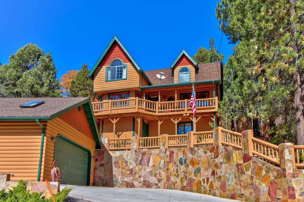 Two story vacation cabin in Big Bear, CA with detached garage