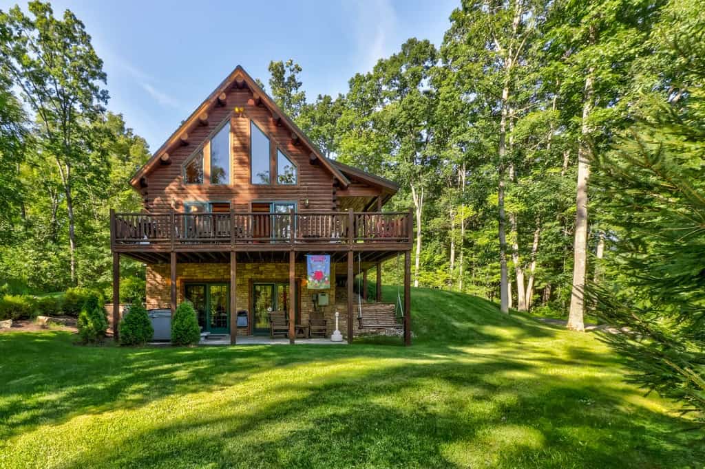 Cabin rental located in sunny Deep Creek Lake