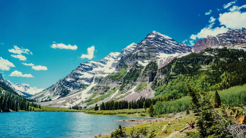 Snow covered mountains and blue waters in the Aspen Snowmass area