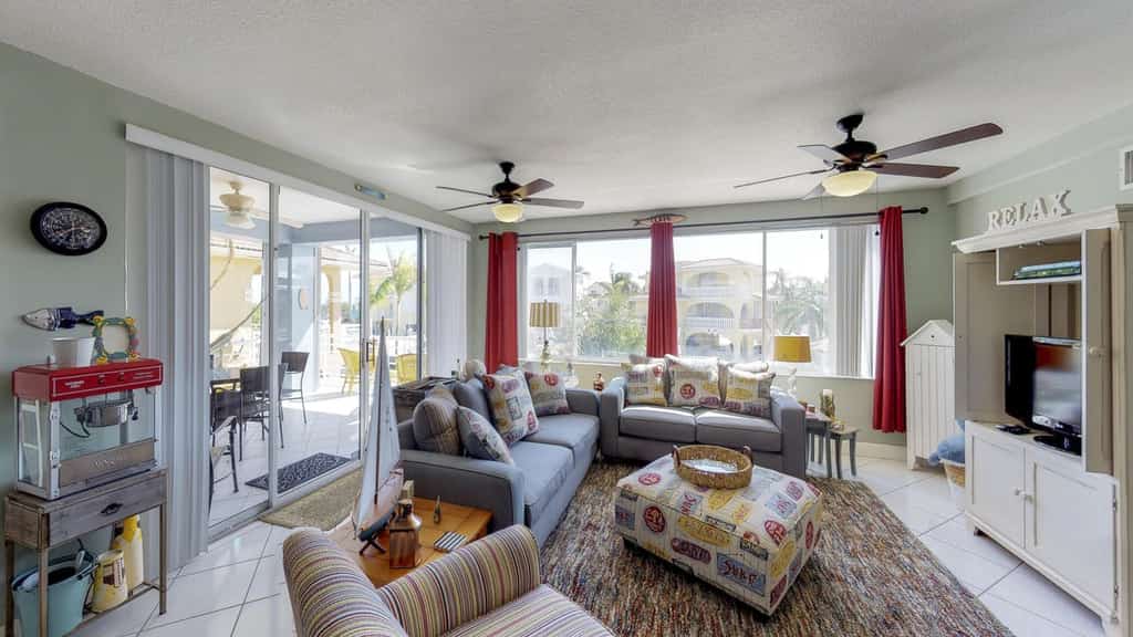 Key Largo vacation rental with ample sitting space, popcorn machine and patio