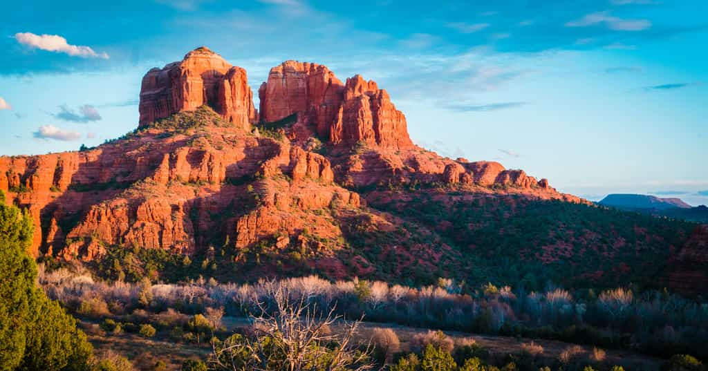 sedona red rocks shine under blue sky during daytime