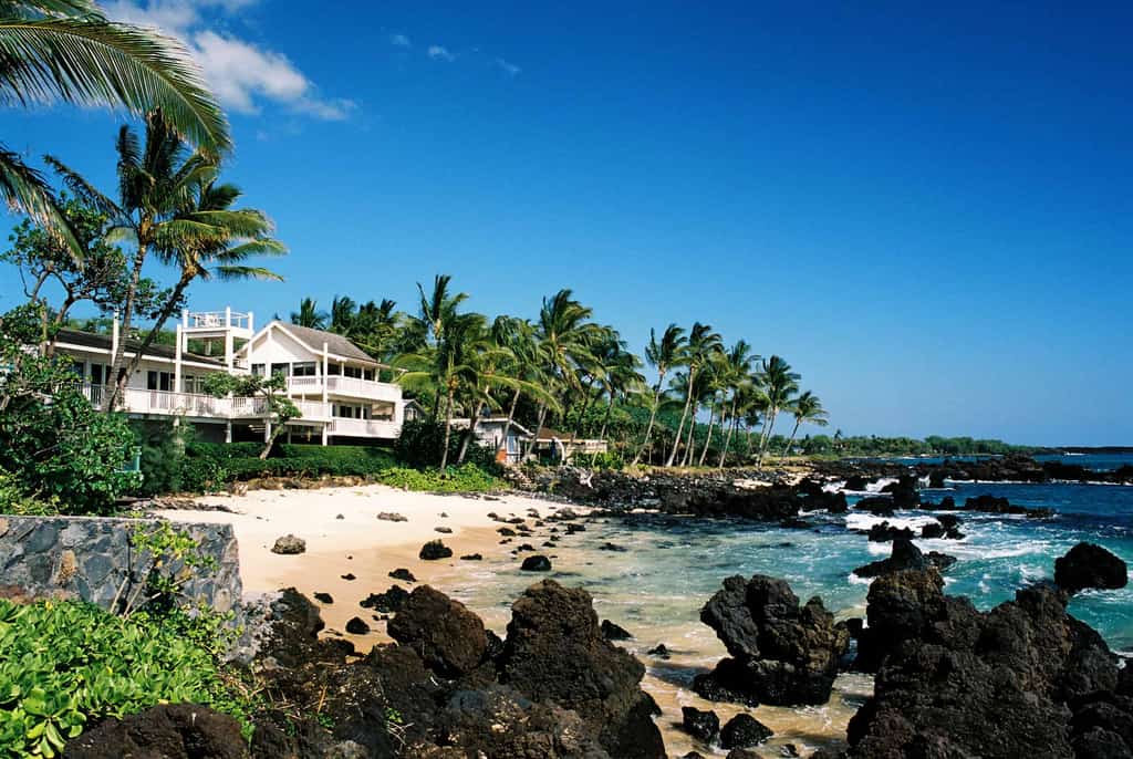 Exterior of Kihei Beach, Hawaii vacation home with beautiful blue skies and turquoise waves