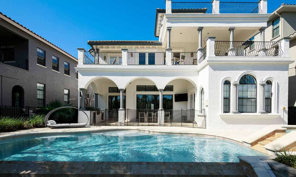 vacation home in orlando florida with daybed and pool