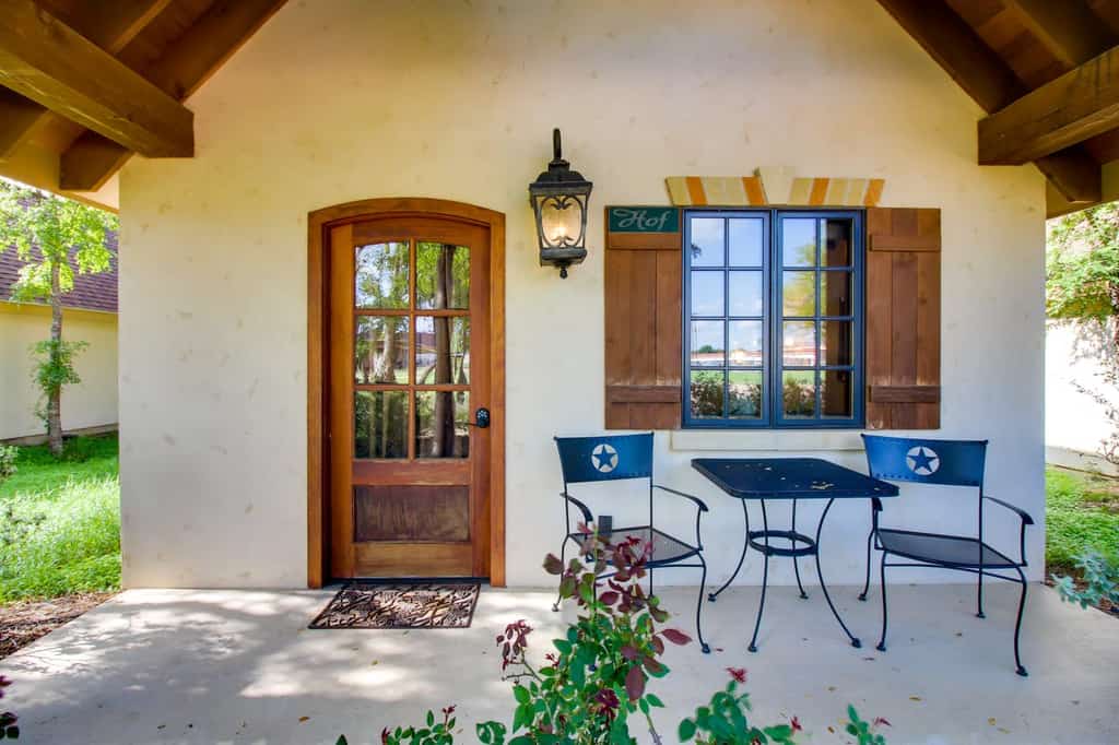 Cabin rental with cozy front porch