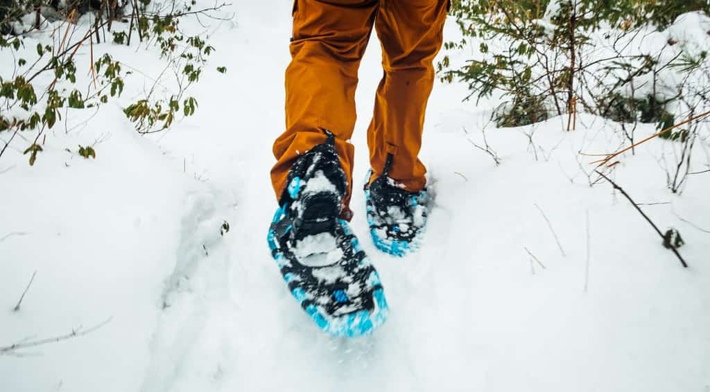 Man snow snowshoeing .